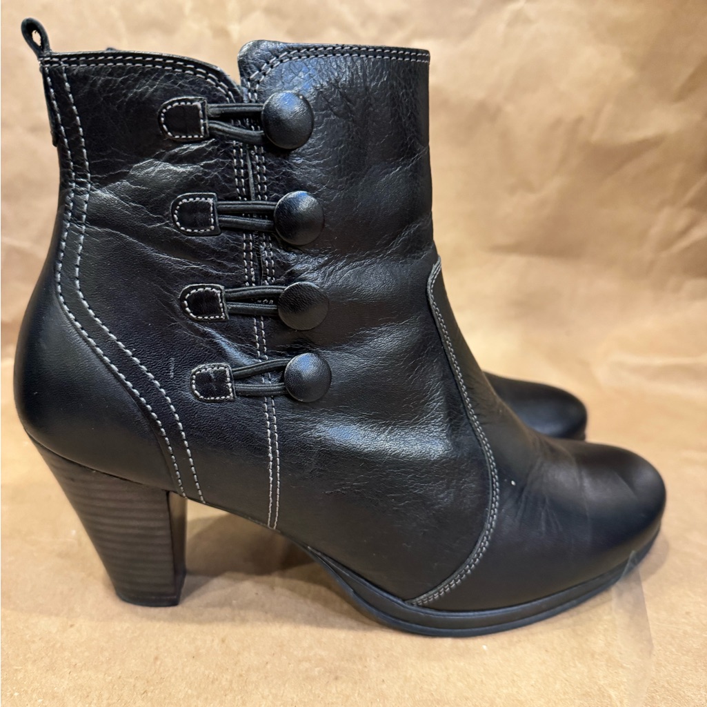 Softwaves Black Leather Victorian Style Buttoned 3” Heel Bootie. Size Eu 39/Us 8